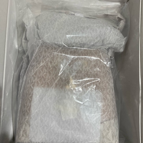 🌸🌷Authentic Brand New Michael Kors bag🌸🌷 - Picture 2 of 3